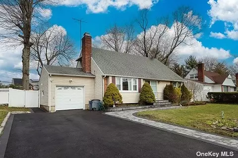 25 Stillman Rd, Glen Cove, NY 11542