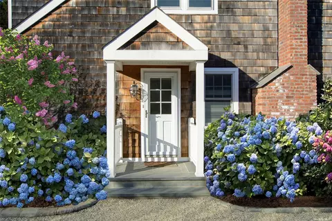 127 Moses Ln, Southampton, NY 11968