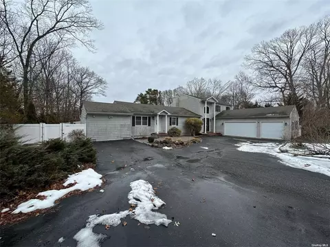 75 Whiskey Rd, Coram, NY 11727