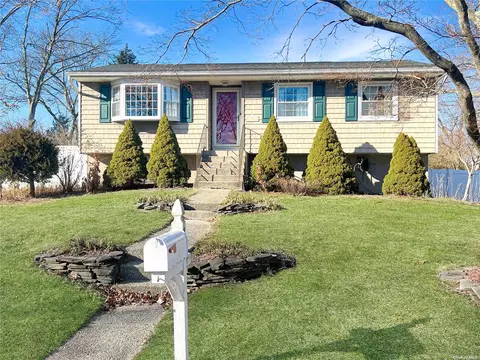 17 Starr St, Port Jefferson Station, NY 11776