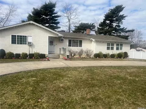 48 Violet St, Central Islip, NY 11722
