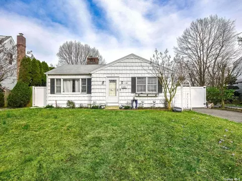 14 Grant Pl, Glen Cove, NY 11542