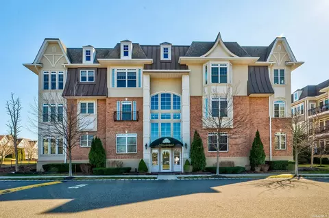378 Roosevelt Way #1, Westbury, NY 11590