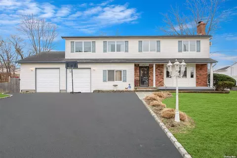 34 Bethesda Ln, Sayville, NY 11782