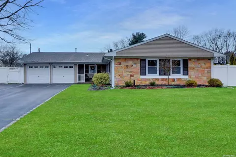 4 Ballad Ln, Stony Brook, NY 11790
