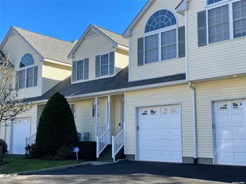 17 Spring Ct #17, Huntington, NY 11743