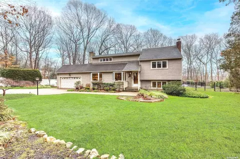 25 Craig Dr, South Huntington, NY 11746