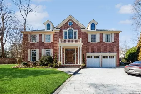 52 Sycamore Dr, Roslyn, NY 11576