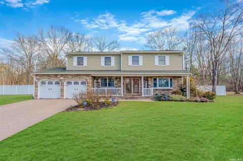 11 Eason Dr, Ridge, NY 11961