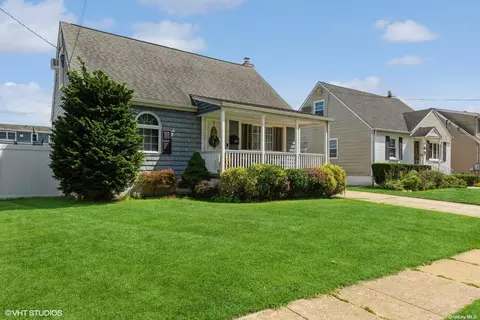 2407 Willow St, Wantagh, NY 11793