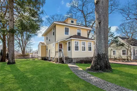 20 Jenkins St, Islip, NY 11751