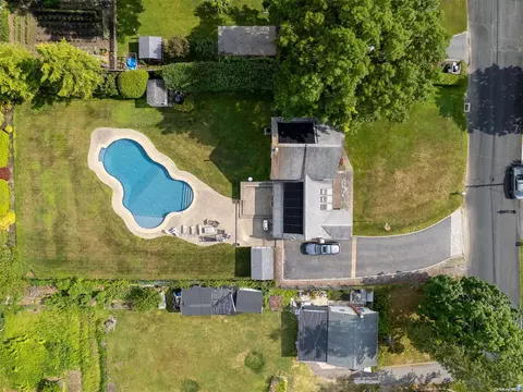 484 Lockwood Dr, Shirley, NY 11967