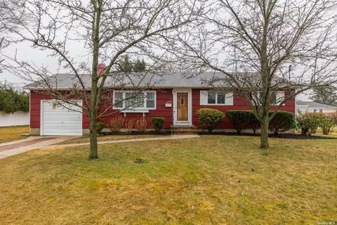 332 Glynn St, North Babylon, NY 11703