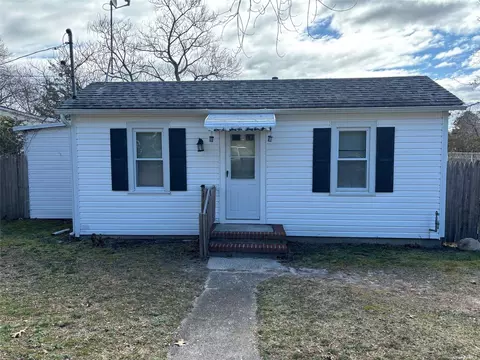 61 Point Rd, Riverhead, NY 11901