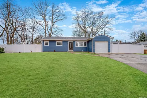 16 Concourse St, Ronkonkoma, NY 11779