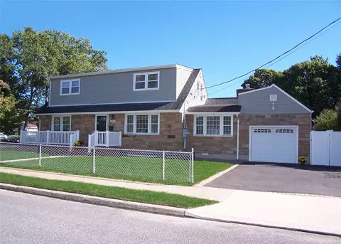217 E John St, Lindenhurst, NY 11757