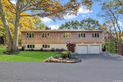 29 Whistler Hill Ln, Huntington, NY 11743