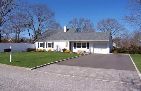 1 Southern Pine Ln, Medford, NY 11763
