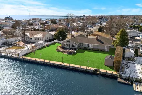 199 Secatogue Ln W, West Islip, NY 11795
