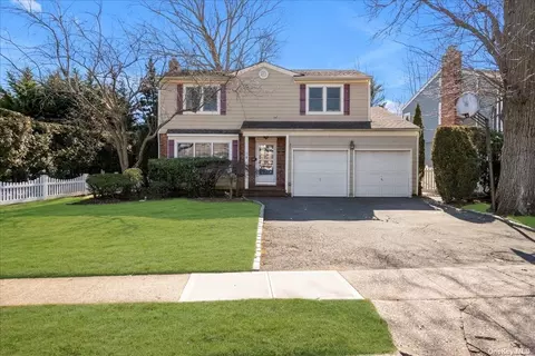 16 Arlington Ave, Rockville Centre, NY 11570