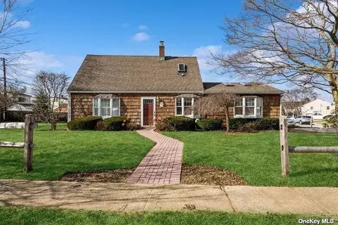 2 Castle Ln, Levittown, NY 11756
