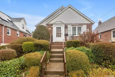 170-39 Pidgeon Meadow Rd, Fresh Meadows, NY 11365