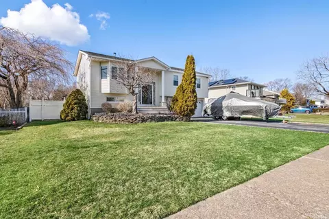 18 Carnegie Dr, Smithtown, NY 11787