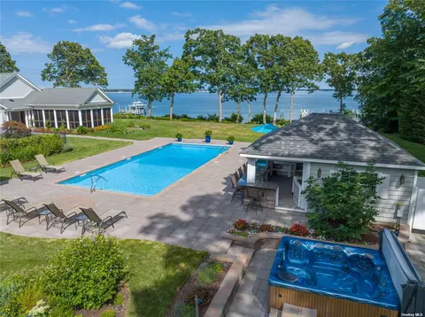 750 Paradise Point Rd, Southold, NY 11971
