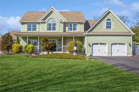 7 Winmar Ln, Sayville, NY 11782