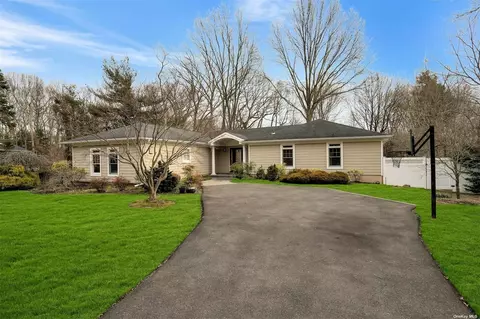 16 Patri Ct, Dix Hills, NY 11746