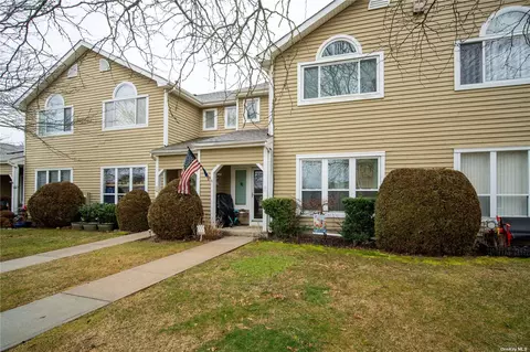 37 Eric Dr #37, Middle Island, NY 11953
