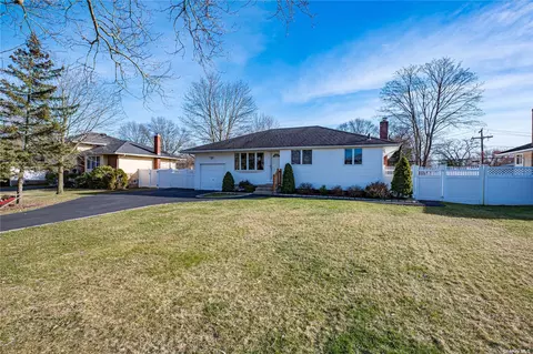 6 Baylor Dr, Smithtown, NY 11787