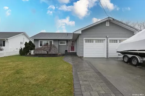 36 Garfield Pl, Massapequa, NY 11758