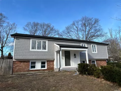 1 Woodridge Ln, Coram, NY 11727