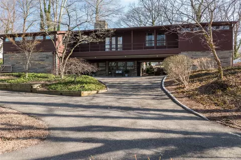 80 Ketewomoke Dr, Huntington, NY 11743