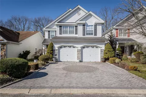 53 Madison Cir #53, Middle Island, NY 11953