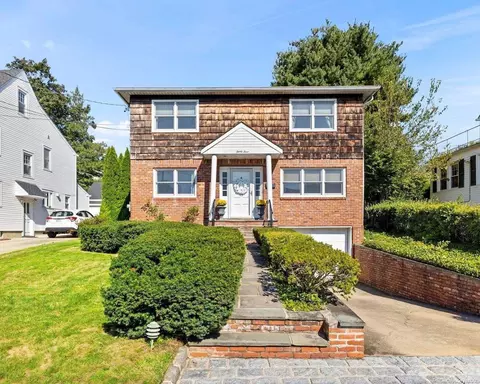33 South Dr, Manhasset, NY 11030