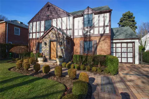 105 Kingsbury Rd, Garden City, NY 11530