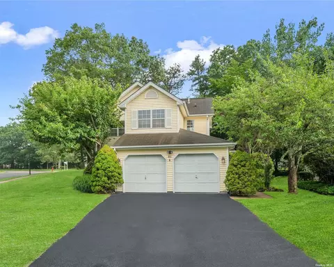 31 Cloister Ln, Middle Island, NY 11953