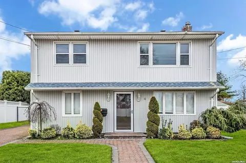 4 Park Cir N, Farmingdale, NY 11735