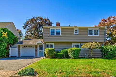 28 Fireplace Ln, Hicksville, NY 11801
