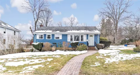 1 Maiden Ln, Glen Head, NY 11545