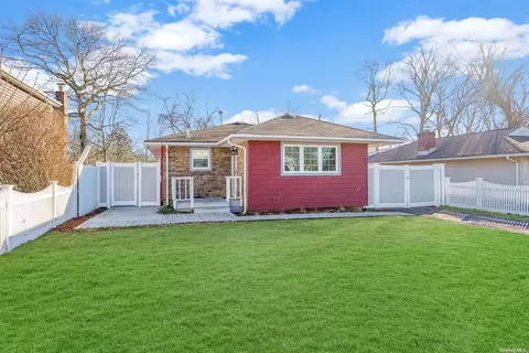 66 Westminster Dr, Shirley, NY 11967