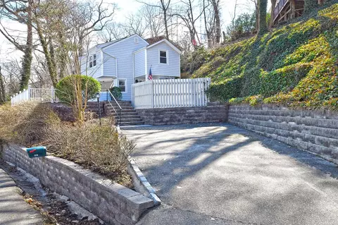 129 Harding Ct, Centerport, NY 11721