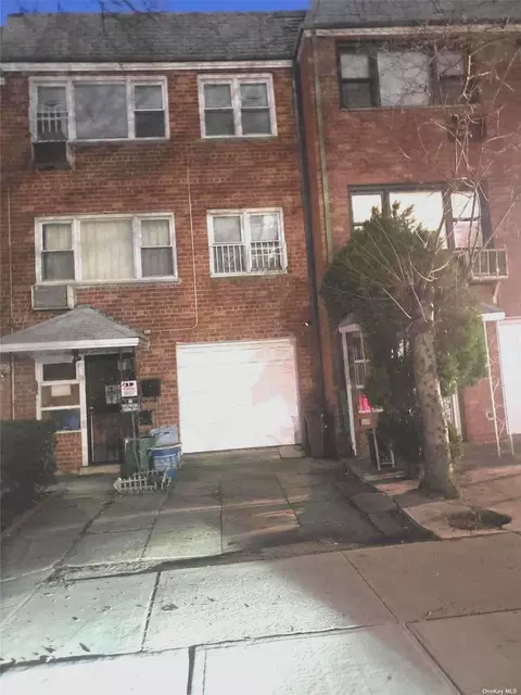 70-32 Kissena Blvd, Flushing, NY 11367
