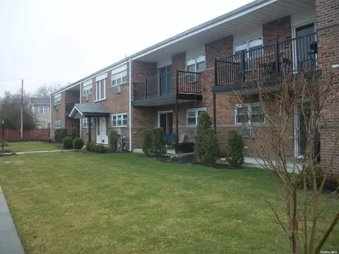 18 Ivy St #2B, Farmingdale, NY 11735