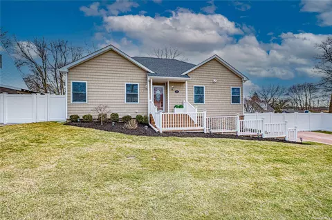 37 Jupiter Rd, Rocky Point, NY 11778