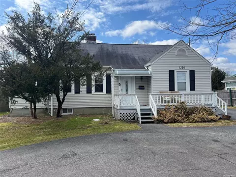 1320 Ackerson Blvd, Bay Shore, NY 11706