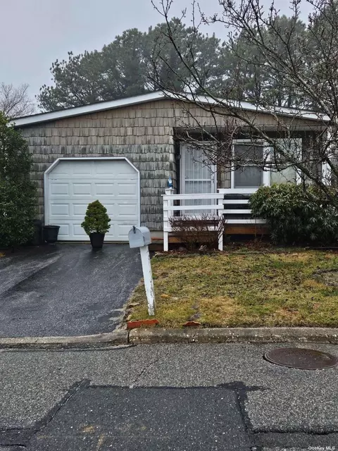 37 Dogwood Ln, Manorville, NY 11949