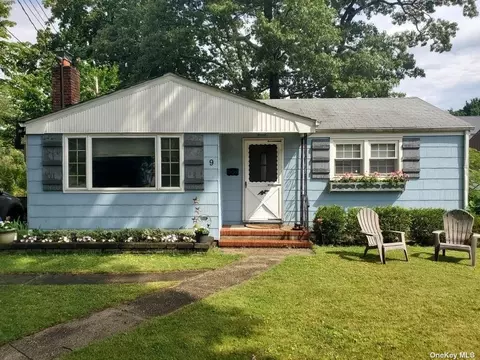 9 Nimitz Rd, Saint James, NY 11780